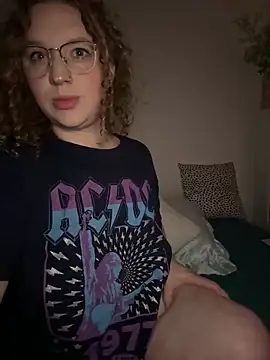 Snapshot of EmmieRae chatting on 10-17-25, 03:31 EmmieRae online show from 10-17-25, 03:31