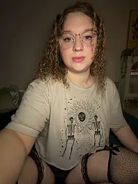 Snapshot of EmmieRae chatting on 10-27-25, 03:54 EmmieRae online show from 10-27-25, 03:54