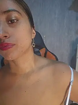 Valentinne z online show from 10-25-25, 01:13