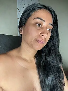 Snapshot of Valentinne_z chatting on 07-30-26, 10:36 Valentinne z online show from 07-30-26, 10:36