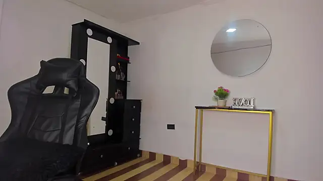 Snapshot of Emattaylor chatting on 11-30-25, 11:36 Emattaylor online show from 11-30-25, 11:36