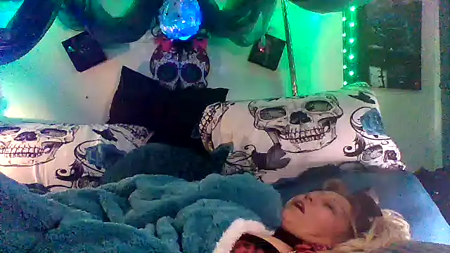 Snapshot of Snazzyteez chatting on 03-08-25, 11:48 Snazzyteez online show from 03-08-25, 11:48