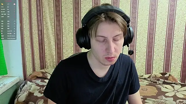 Snapshot of darienlarge chatting on 12-17-25, 10:32 darienlarge online show from 12-17-25, 10:32