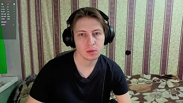 Snapshot of darienlarge chatting on 12-18-25, 02:39 darienlarge online show from 12-18-25, 02:39