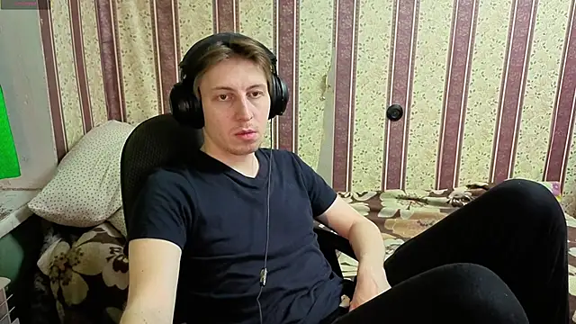 Snapshot of darienlarge chatting on 12-18-25, 02:45 darienlarge online show from 12-18-25, 02:45