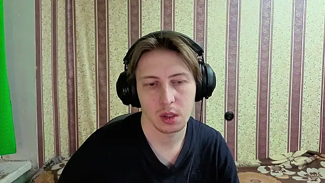 Snapshot of darienlarge chatting on 12-19-25, 04:30 darienlarge online show from 12-19-25, 04:30