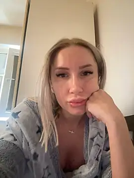 Snapshot of LexxiLow chatting on 02-18-25, 08:49 LexxiLow online show from 02-18-25, 08:49