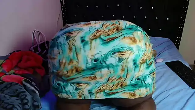 Toomuchbooty33 online show from 12-16-25, 06:51