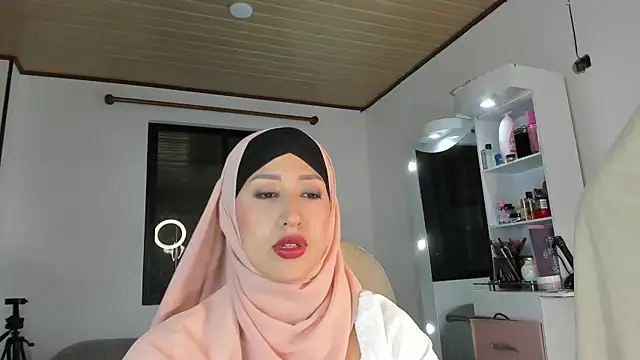 Snapshot of adila_anich chatting on 10-31-25, 02:45 adila anich online show from 10-31-25, 02:45