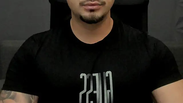 Snapshot of TonyWilcox chatting on 11-06-25, 06:03 TonyWilcox online show from 11-06-25, 06:03