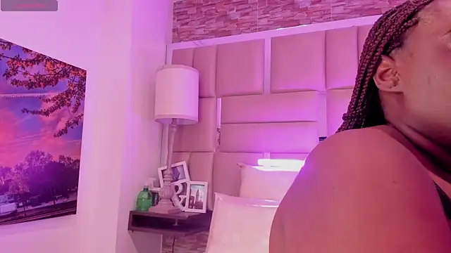 ShaniaBrownn online show from 04-01-26, 07:55