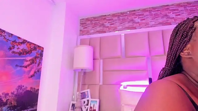 ShaniaBrownn online show from 04-20-26, 07:37