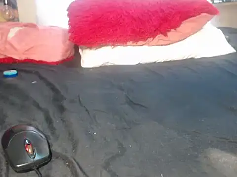 Snapshot of Misswhiteee chatting on 02-14-25, 06:02 Misswhiteee online show from 02-14-25, 06:02