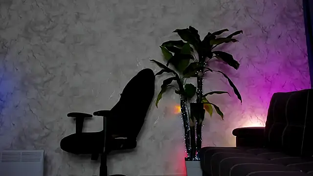 Emma7 online show from 10-31-25, 04:02