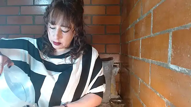 jenniferS  online show from 01-04-25, 04:00