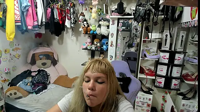 Snapshot of allsson_queen chatting on 07-12-26, 02:02 allsson queen online show from 07-12-26, 02:02
