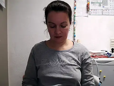 Snapshot of LoveNBloom chatting on 01-31-25, 06:25 LoveNBloom online show from 01-31-25, 06:25