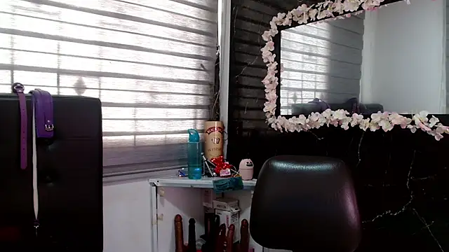 Snapshot of VIOLETTA-HOT chatting on 03-18-25, 04:59 VIOLETTA-HOT online show from 03-18-25, 04:59