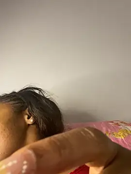 Snapshot of _yisela_ chatting on 10-18-25, 02:14 yisela online show from 10-18-25, 02:14