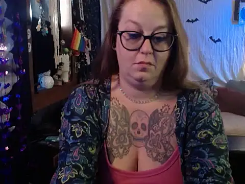 Snapshot of edgexchaos chatting on 10-28-25, 01:14 edgexchaos online show from 10-28-25, 01:14