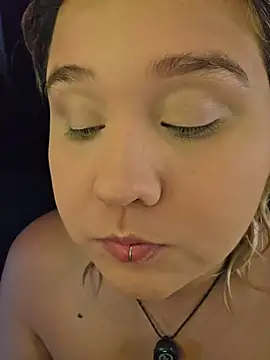 Snapshot of Laura_takint chatting on 12-17-25, 07:09 Laura takint online show from 12-17-25, 07:09