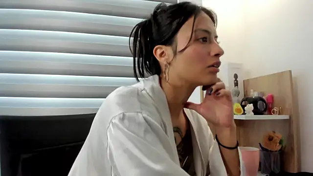 nia  white online show from 02-21-25, 05:20