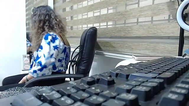 Snapshot of jesy_hot chatting on 09-17-25, 10:00 jesy hot online show from 09-17-25, 10:00