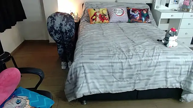 Snapshot of kittykat18x chatting on 10-26-25, 01:44 kittykat18x online show from 10-26-25, 01:44