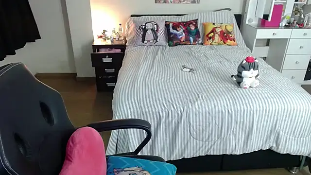 Snapshot of kittykat18x chatting on 11-06-25, 01:06 kittykat18x online show from 11-06-25, 01:06