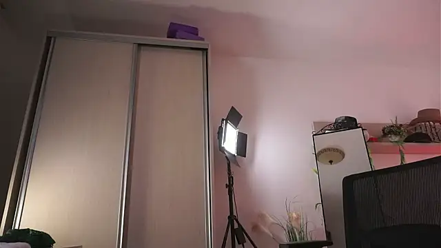 Snapshot of Amaliamour chatting on 02-18-25, 03:21 Amaliamour online show from 02-18-25, 03:21