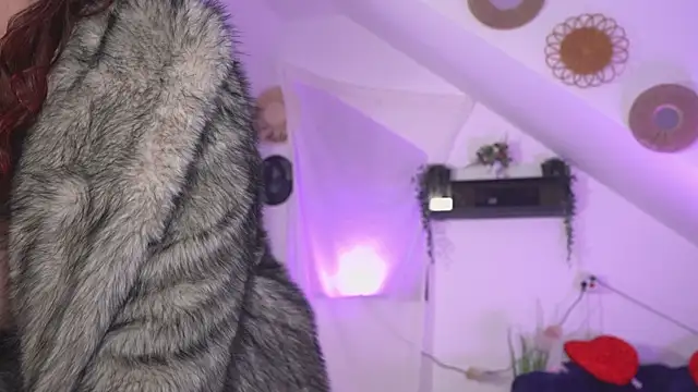 Snapshot of Amaliamour chatting on 10-28-25, 03:43 Amaliamour online show from 10-28-25, 03:43