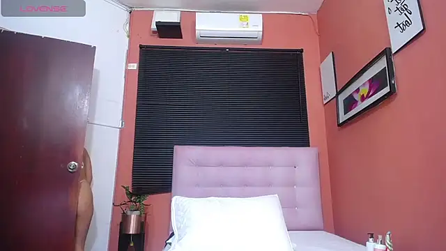 Snapshot of veronicaroose_ chatting on 02-28-25, 12:31 veronicaroose online show from 02-28-25, 12:31