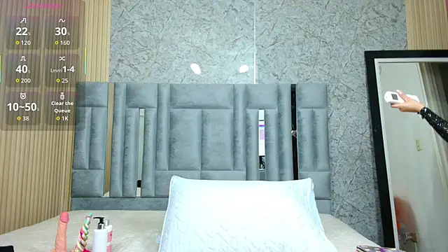 Snapshot of veronicaroose_ chatting on 10-18-25, 01:12 veronicaroose online show from 10-18-25, 01:12