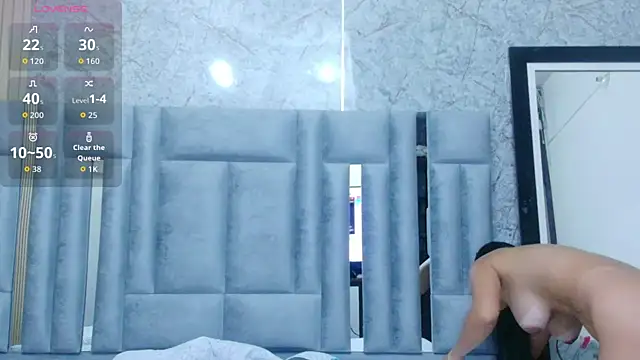 Snapshot of veronicaroose_ chatting on 10-27-25, 12:53 veronicaroose online show from 10-27-25, 12:53