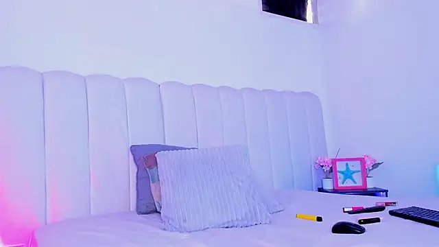 Snapshot of elsalondon chatting on 12-21-25, 09:55 elsalondon online show from 12-21-25, 09:55