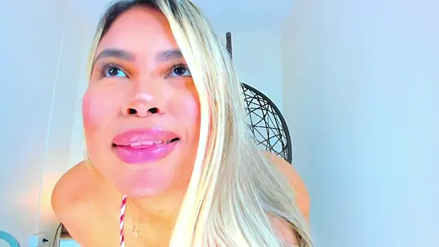 Snapshot of Carlota_peach chatting on 03-07-25, 10:13 Carlota peach online show from 03-07-25, 10:13