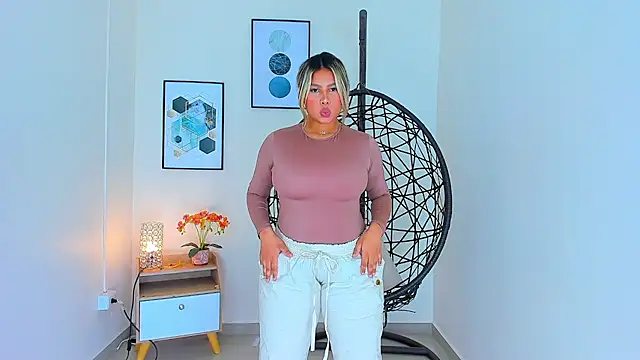 Snapshot of Carlota_peach chatting on 03-13-25, 12:56 Carlota peach online show from 03-13-25, 12:56