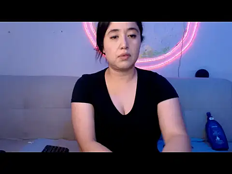 Snapshot of YummymeowW chatting on 01-19-26, 04:33 YummymeowW online show from 01-19-26, 04:33