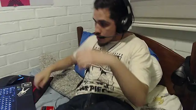 Snapshot of hung_weeb chatting on 12-12-24, 03:43 hung weeb online show from 12-12-24, 03:43