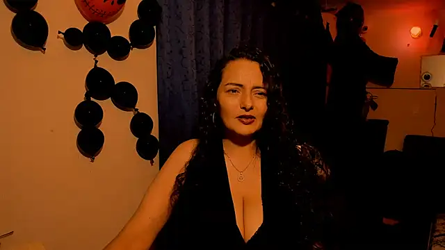 Snapshot of emma_luxy chatting on 10-31-25, 12:33 emma luxy online show from 10-31-25, 12:33