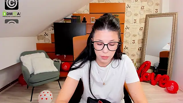 Snapshot of EmillyTaylor chatting on 03-06-25, 10:52 EmillyTaylor online show from 03-06-25, 10:52