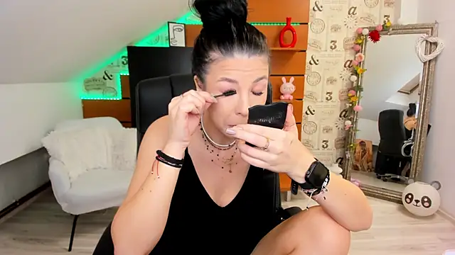 Snapshot of EmillyTaylor chatting on 10-08-25, 03:37 EmillyTaylor online show from 10-08-25, 03:37