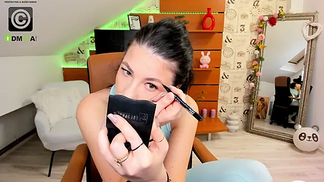 Snapshot of EmillyTaylor chatting on 10-21-25, 03:40 EmillyTaylor online show from 10-21-25, 03:40