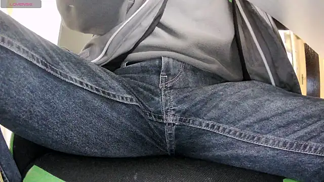 Snapshot of GuidedShipyard chatting on 12-17-24, 03:06 GuidedShipyard online show from 12-17-24, 03:06