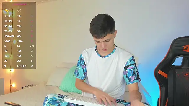 Snapshot of DustinLevine chatting on 02-06-25, 02:33 DustinLevine online show from 02-06-25, 02:33