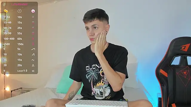 Snapshot of DustinLevine chatting on 02-10-25, 12:39 DustinLevine online show from 02-10-25, 12:39