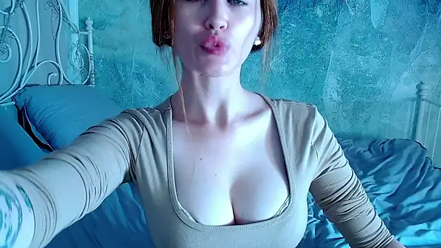 Snapshot of millllina chatting on 10-16-25, 01:39 millllina online show from 10-16-25, 01:39