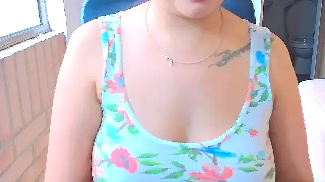 Snapshot of sara2520 chatting on 02-08-26, 06:55 sara2520 online show from 02-08-26, 06:55