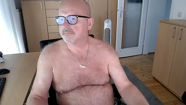Snapshot of V2_Rotate chatting on 07-13-26, 10:18 V2 Rotate online show from 07-13-26, 10:18