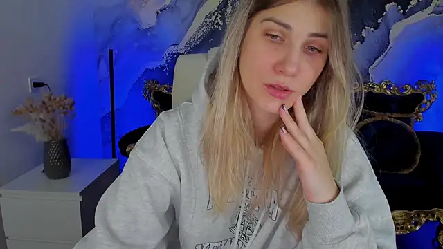 Snapshot of CassandraGood chatting on 02-11-25, 07:44 CassandraGood online show from 02-11-25, 07:44